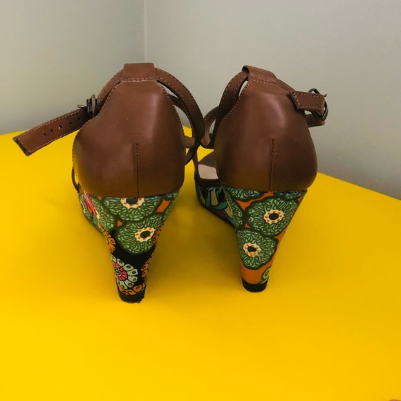 Fun floral print wedge heeled sandals! - Picture 4 of 7